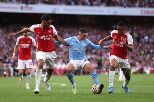 Phil Foden, prins la mijloc între William Saliba și Gabriel Jesus / Foto: GettyImages