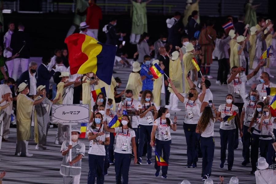 Robert Glință și Simona Radiș la festivitatea de deschidere de la Tokyo FOTO GSP Robert Glință, primul campion european al României la înot, dezvăluiri tulburătoare în premieră după retragere: „M-au ajutat tratamentul, rugăciunea. Fără mama mea, nu eram în viață”