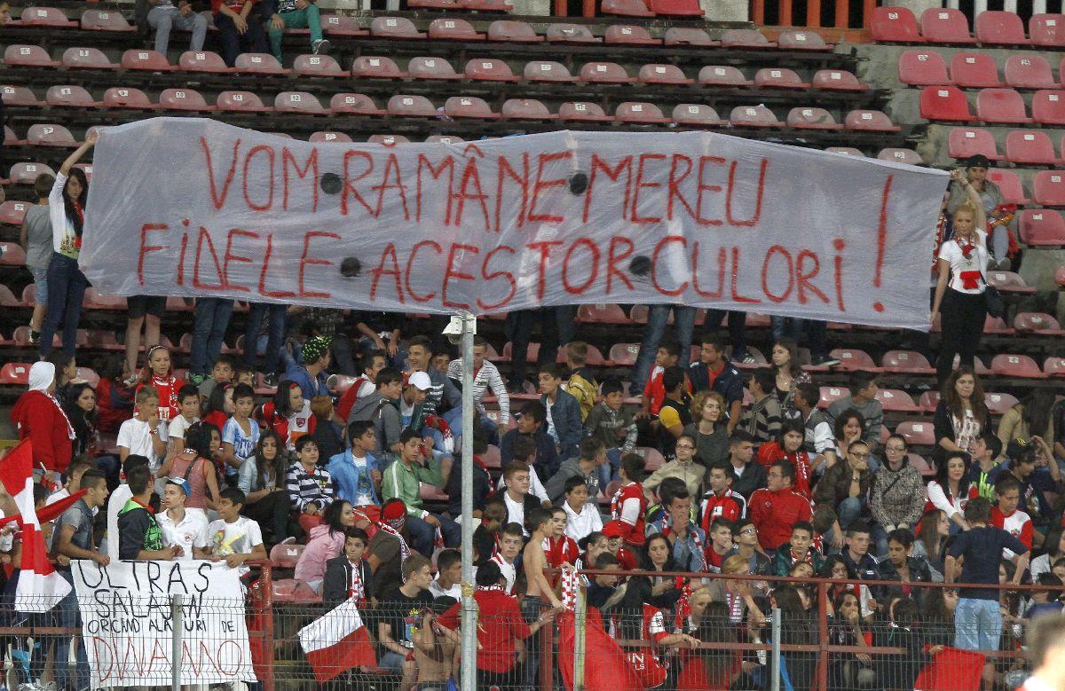 Ziua în care Dinamo a jucat cu femei și copii în tribune: bannere, pyro și injurii la adresa rivalelor