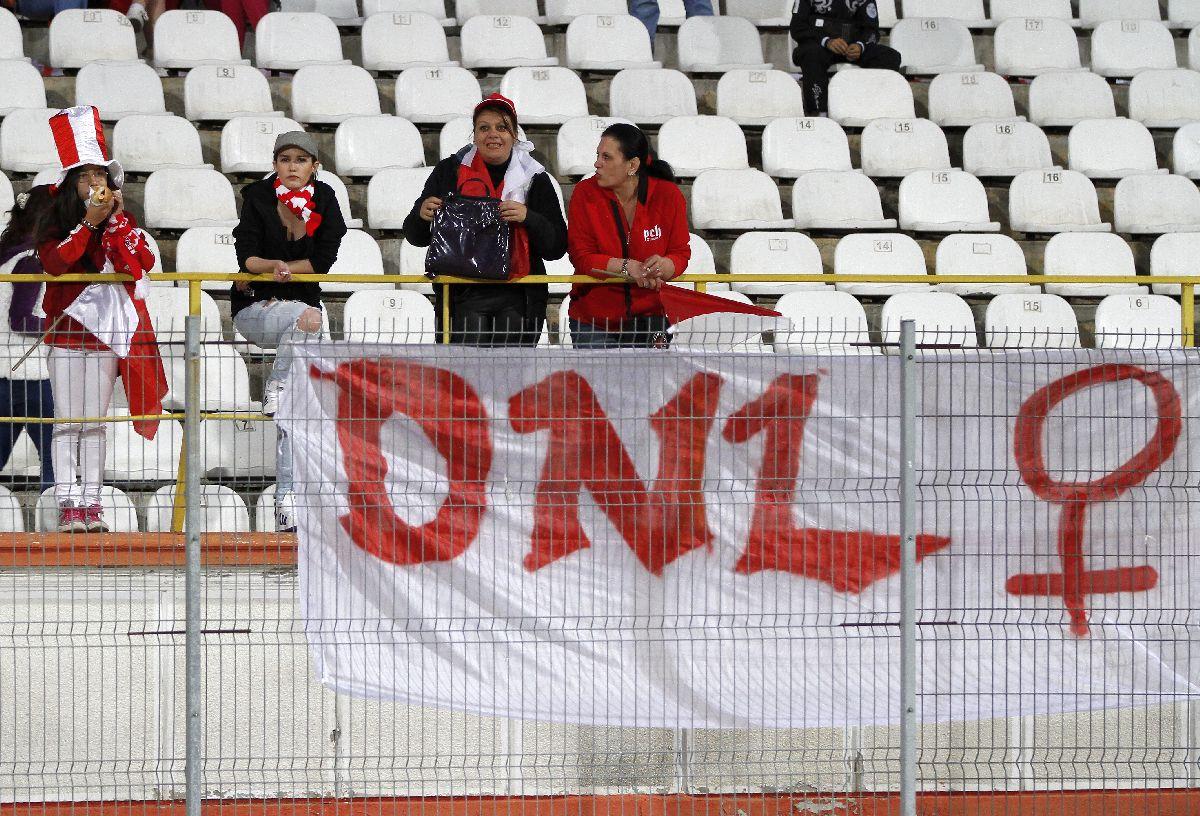 Ziua în care Dinamo a jucat cu femei și copii în tribune: bannere, pyro și injurii la adresa rivalelor
