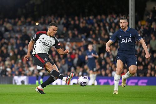 În Fulham -Tottenham, etapa trecută, Rodrigo Muniz a înscris chiar de lângă Radu Drăgușin // foto: Guliver/gettyimages