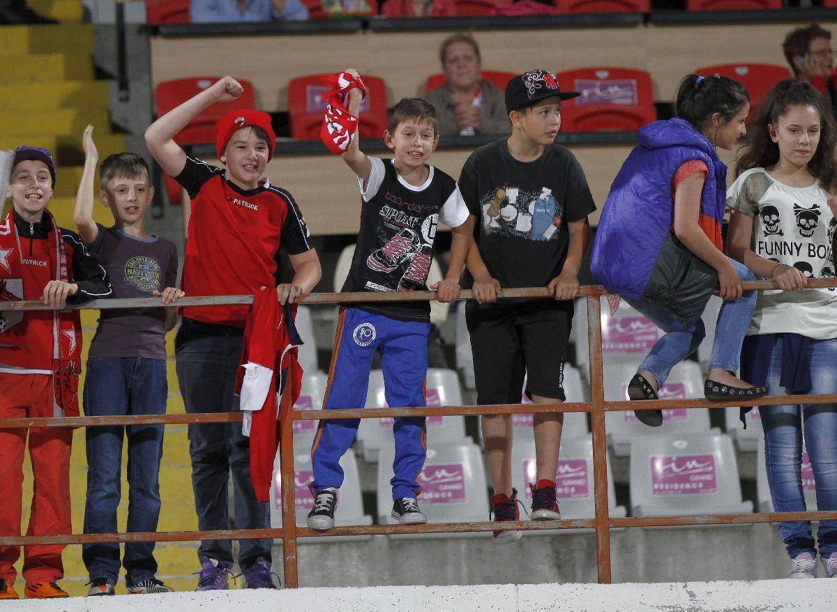 Ziua în care Dinamo a jucat cu femei și copii în tribune: bannere, pyro și injurii la adresa rivalelor