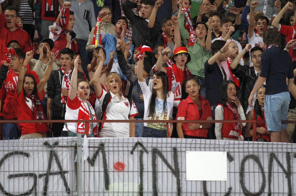 Ziua în care Dinamo a jucat cu femei și copii în tribune: bannere, pyro și injurii la adresa rivalelor