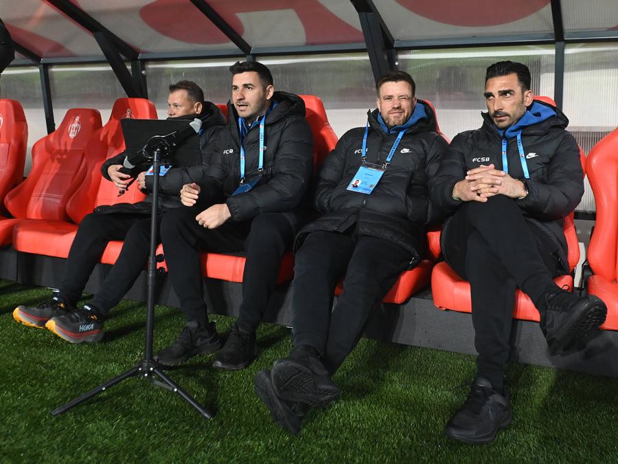 Imagine cu Charalambous, Pintilii, Lucian Filip şi Thomas Neubert, la primul meci al cipriotului pe banca FCSB-ului, 2-1 cu Sepsi, pe 3 aprilie 2023 Descoperiţi-l pe omul Elias Charalambous! Interviu exclusiv cu antrenorul cipriot în ziua în care împlineşte un an pe banca FCSB-ului: „Voiam să fiu gangster!” + Dezvăluie cum a devenit religios: „Am rămas șocat! Atunci am început să cred”