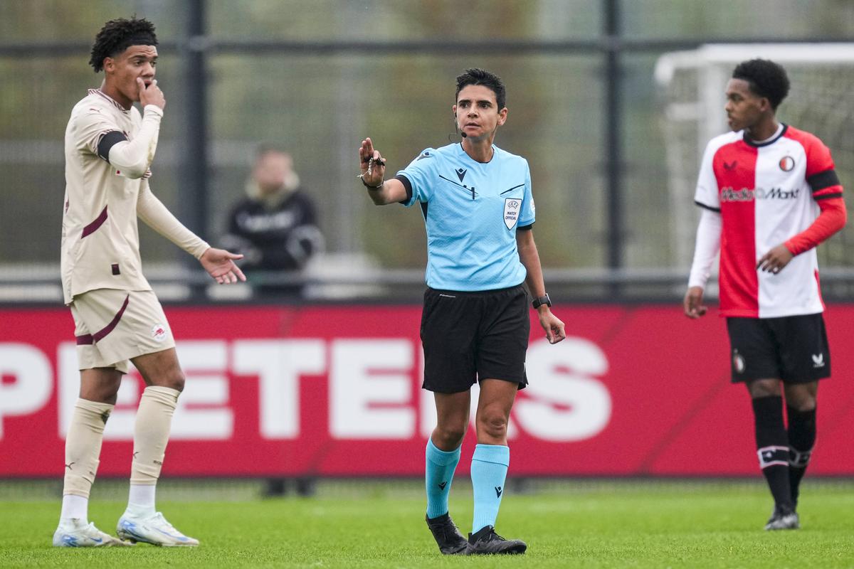 Catarina Campos, prima femeie care arbitrează un meci în prima ligă masculină a Portugaliei. Foto: Imago