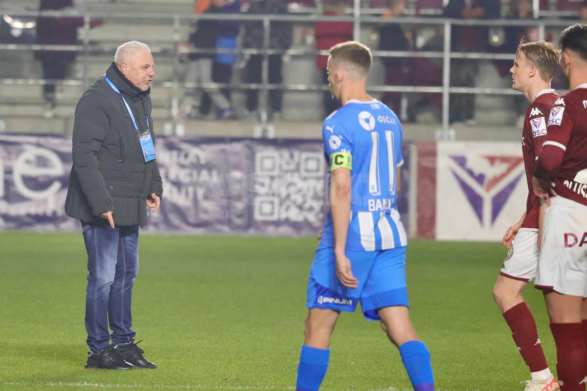 Marius Șumudică, nervos la pauza meciului Rapid - Universitatea Craiova