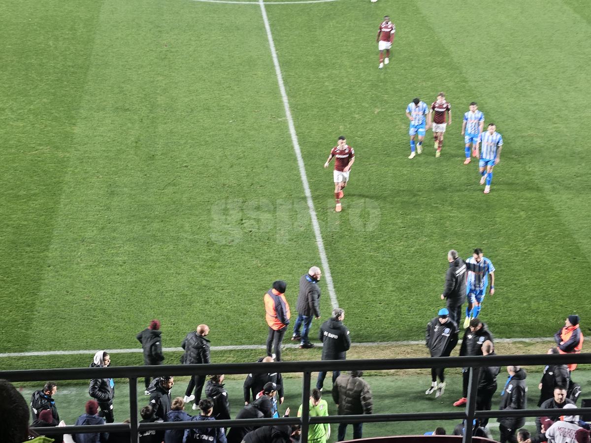 Marius Șumudică, un car de nervi la pauza meciului Rapid - Craiova: s-a certat cu propriii elevi, cu arbitrul și cu staff-ul adversarei
