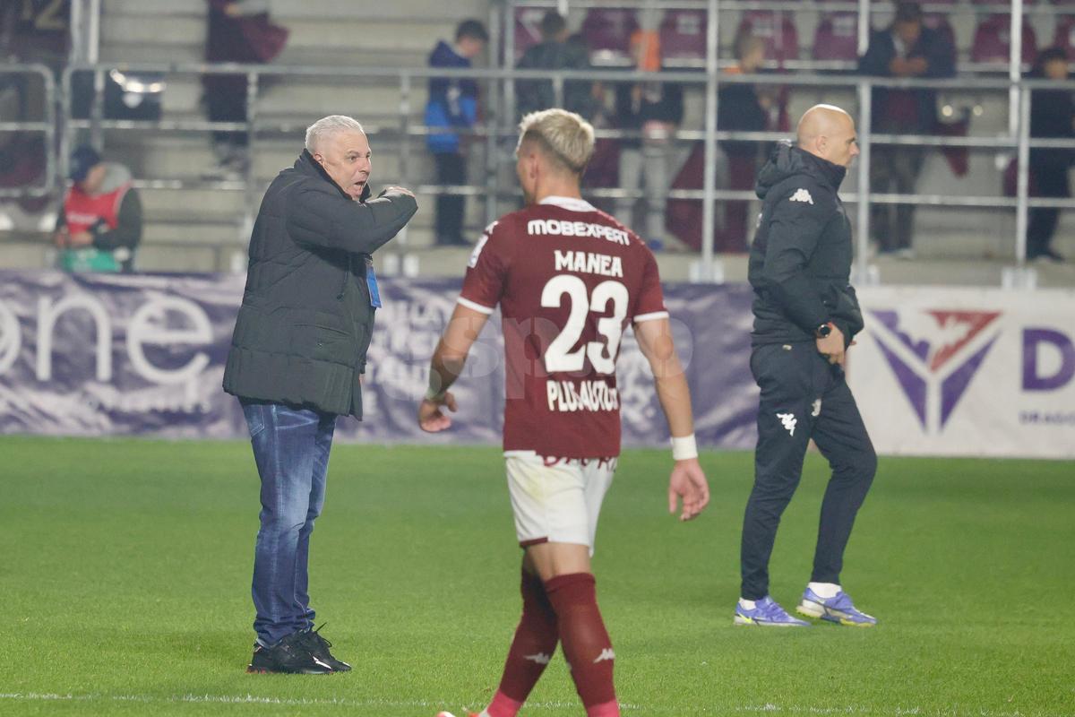 Marius Șumudică, nervos la pauza meciului Rapid - Universitatea Craiova