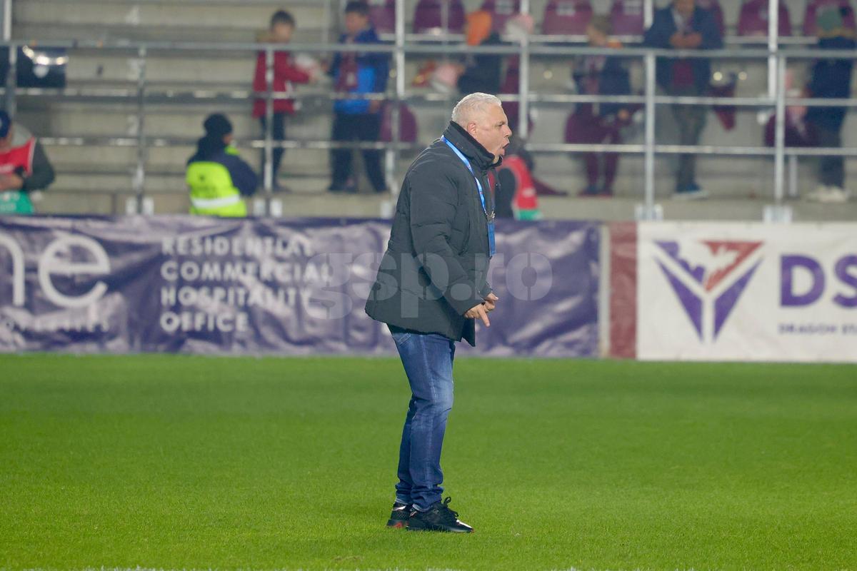 Marius Șumudică, un car de nervi la pauza meciului Rapid - Craiova: s-a certat cu propriii elevi, cu arbitrul și cu staff-ul adversarei