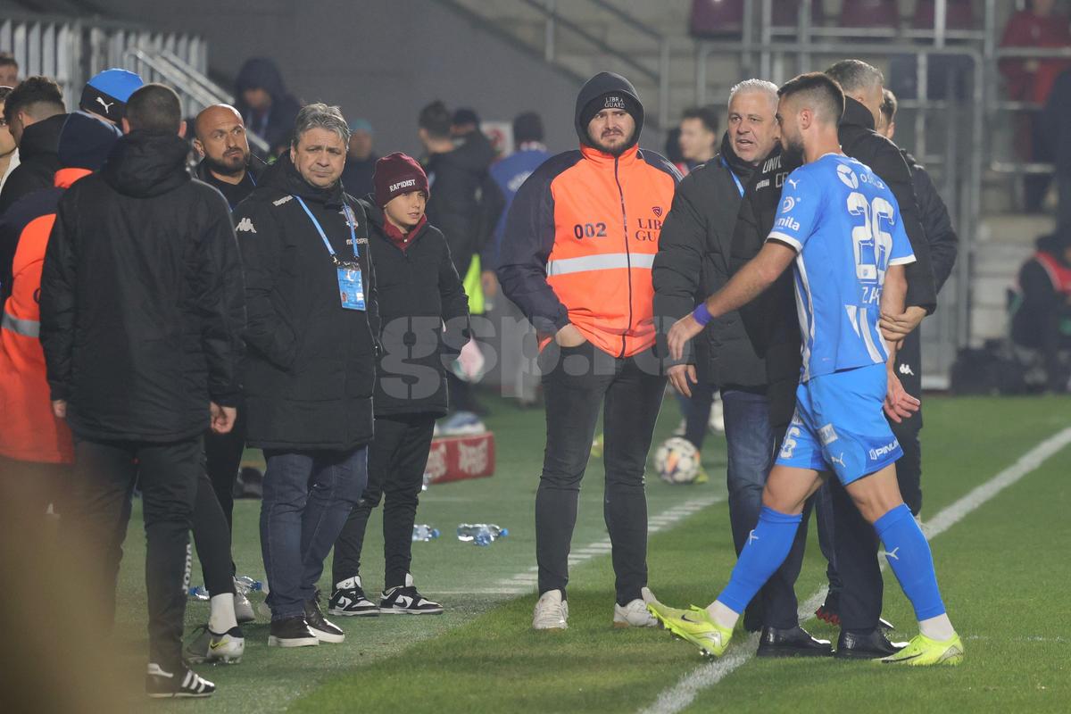 Marius Șumudică, nervos la pauza meciului Rapid - Universitatea Craiova