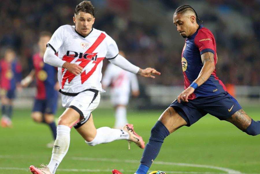 Rațiu contra Barcelonei. Foto: Imago Images Lovitură de teatru! Al doilea club imens din Premier League e cu ochii pe Rațiu: „O mutare interesantă pentru surprinzătorul român”