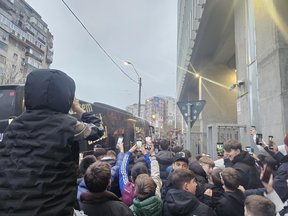 Micii suporteri sunt pregătiți de Rapid - Universitatea Craiova