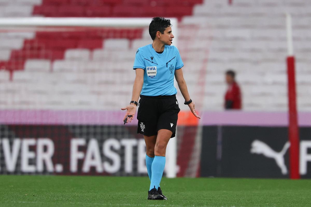 Catarina Campos, prima femeie care arbitrează un meci în prima ligă masculină a Portugaliei. Foto: Imago