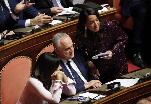Președintele regiunii Lazio, Claudio Lotito, și senatoarea Licia Ronzulli, în timpul discuțiilor de la Consiliului European din 2023 / Foto: Imago