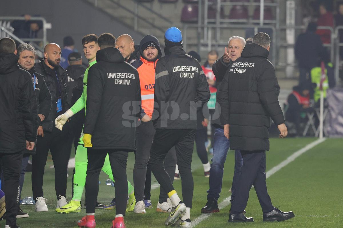 Marius Șumudică, un car de nervi la pauza meciului Rapid - Craiova: s-a certat cu propriii elevi, cu arbitrul și cu staff-ul adversarei