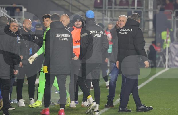 Marius Șumudică, un car de nervi la pauza meciului Rapid - Craiova: s-a certat cu propriii elevi, cu arbitrul și cu staff-ul adversarei