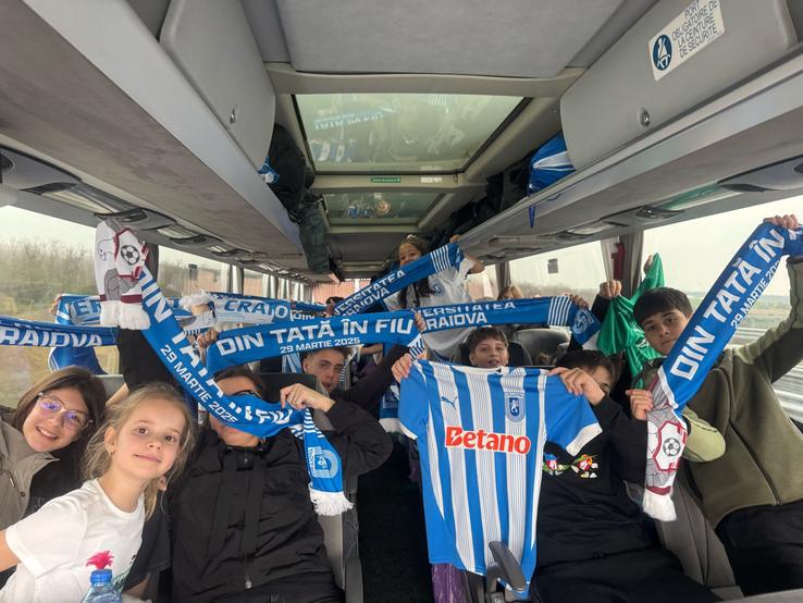 Copiii care susțin Craiova, în deplasare la meciul cu Rapid/ foto Facebook @Universitatea Craiova