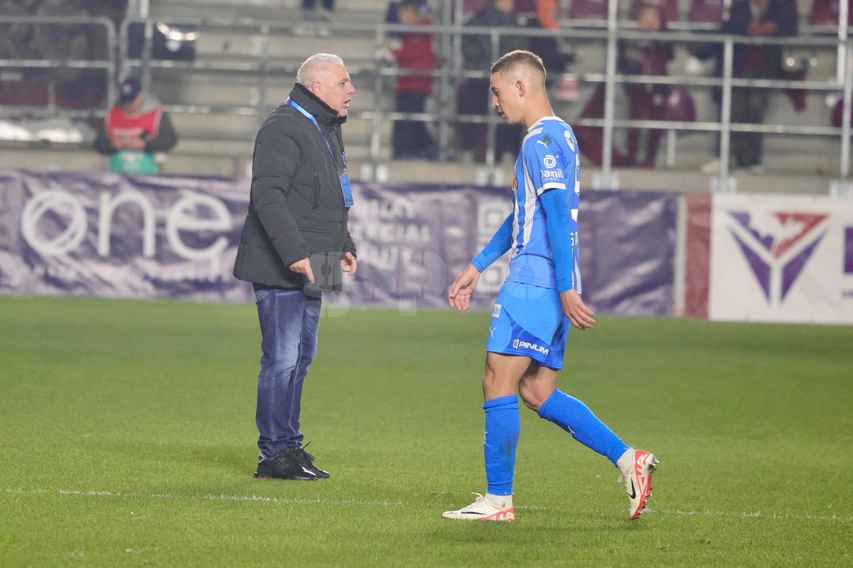 Marius Șumudică, nervos la pauza meciului Rapid - Universitatea Craiova