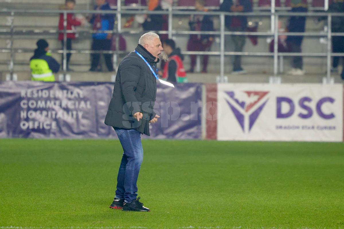 Marius Șumudică, nervos la pauza meciului Rapid - Universitatea Craiova