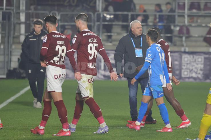 Marius Șumudică, nervos la pauza meciului Rapid - Universitatea Craiova