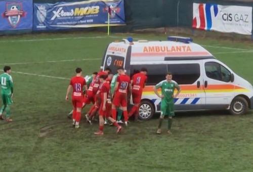Unirea Ungheni - CSC Dumbrăvița 1-0, din play-out-ul Ligii 2, a oferit imagini incredibile. Salvarea intrată pe teren nu a mai putut să iasă fără ajutor, din cauza stării gazonului.