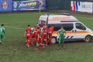 Imagini incredibile din Liga 2 » Jucătorii au împins mașina ambulanței