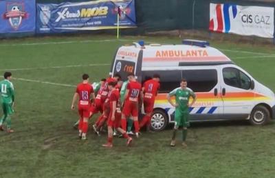 Imagini incredibile din Liga 2 » Jucătorii au împins mașina ambulanței