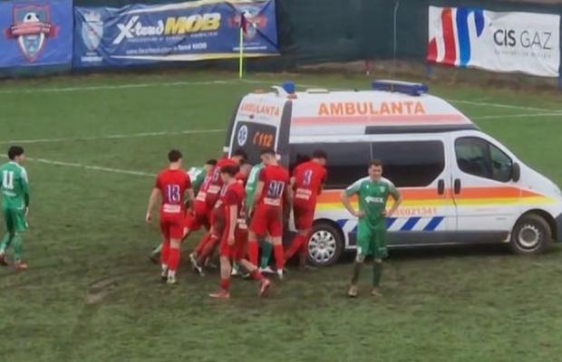 Imagini incredibile din Liga 2 » Jucătorii au împins mașina ambulanței