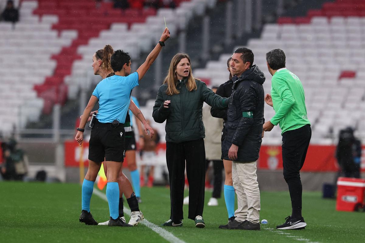 Catarina Campos, prima femeie care arbitrează un meci în prima ligă masculină a Portugaliei. Foto: Imago