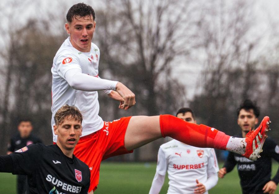 Mihnea Toader, cel mai înalt fotbalist din Superliga // foto: Dinamo Facebook A lăsat-o pe FCSB pentru Dinamo și dezvăluie secretul celor 2,01 metri înălțime: „Toți îmi spun «Wembanyama»”