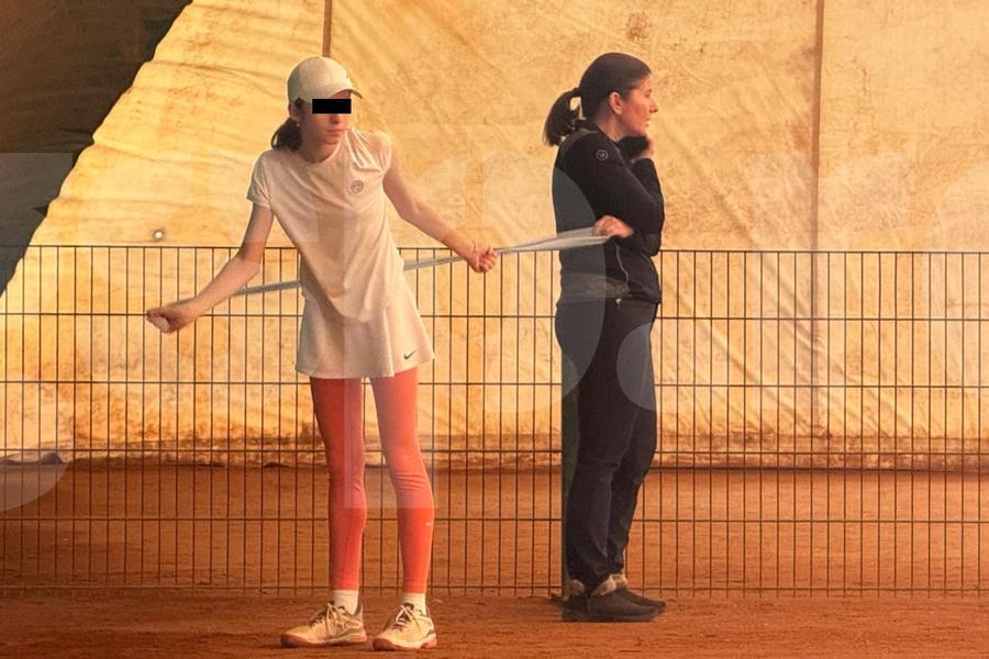 Maria Sara și mama sa, Monica Iacob-Ridzi. Foto: Andrei Furnigă, Gazeta Sporturilor Abuzuri în lanț: „Monica Iacob-Ridzi a cerut să trântească finala pentru fiica ei!” + Înregistrare audio ȘOCANTĂ cu soțul-primar: „Ce p*** mea îi trebuie competiție?”