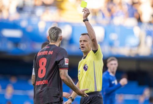 Stuart Attwell, la centru într-un meci Leverkusen - Chelsea din Ligă / Foto: Imago