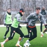 Mihnea Toader, fundaș Dinamo, în duel cu Cătălin Cîrjan // FOTO: Instargam