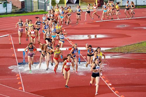 Federația de Atletism consideră că, pe fondul relaxării condițiilor de izloare, ar putea reîncepe competițiile spre sfârșitul lunii iulie. FOTO: Marius Ionescu
