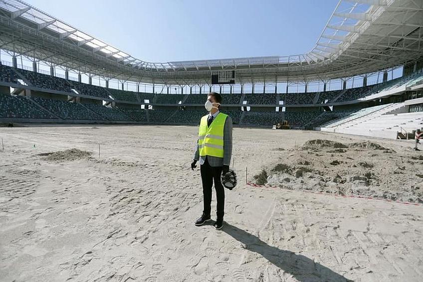 Gică Popescu pe stadionul Ghencae // FOTO: facebook.com/gicapopescuoficial/