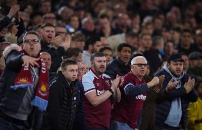 Reporteri atacați violent de fani » Ce au pățit nemții în tribunele arenei lui West Ham