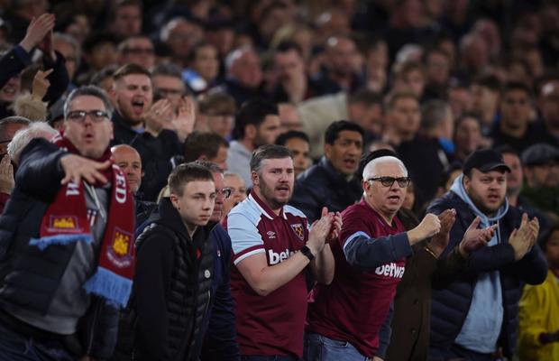 Reporteri atacați violent de fani » Ce au pățit nemții în tribunele arenei lui West Ham