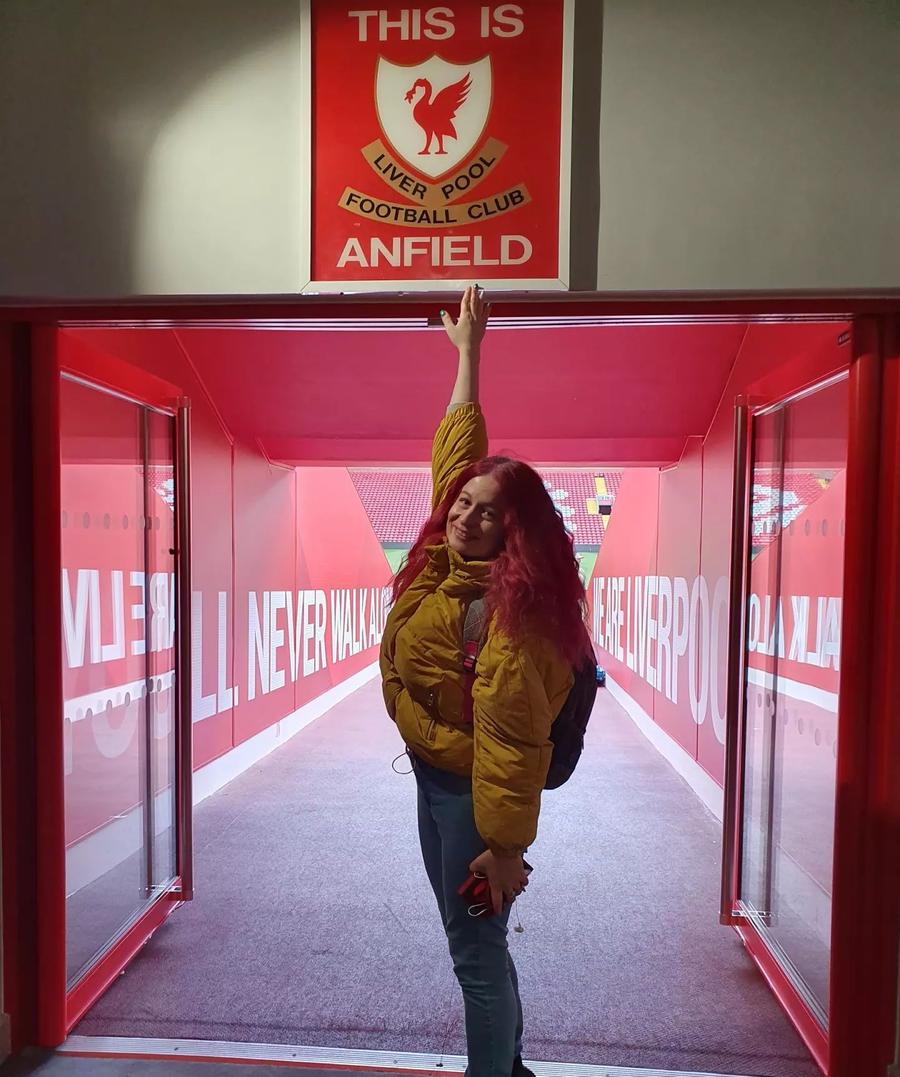 Sursă foto: Alexandra Nistoroiu „This is Anfield” » Reportaj de suflet din templul „cormoranilor” realizat de jurnalista îndrăgostită de Liverpool: „M-am simțit mică și uriașă în același timp”