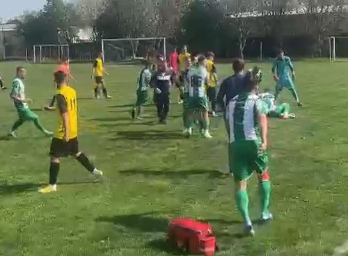 Meciul disputat duminică, începând cu ora 14:30, între ACS Sportivii București și ACS Pro Team, din Liga 4 București, a fost întrerupt înainte de final din cauza unei bătăi generale.