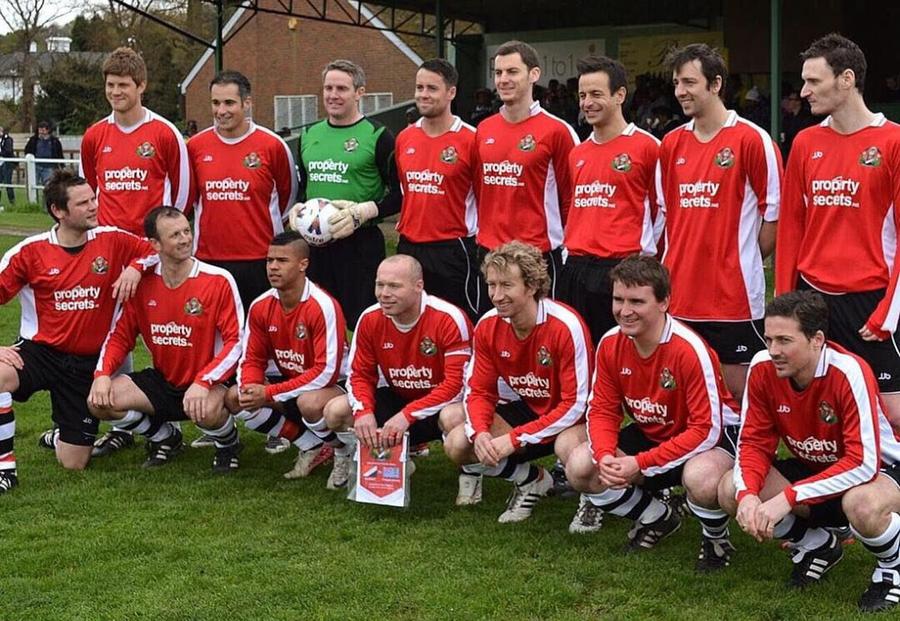 Echipa Sealand, înaintea primului meci oficial. Cu Insulele Chagos, în 2012 // FOTO: Sealand FA Ați auzit de Sealand? Totul despre echipa națională de fotbal a unei țări cât jumătate din mărimea unui teren de fotbal