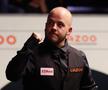 Belgianul Luca Brecel (28 de ani) a reușit cea mai mare revenire din istoria Campionatului Mondial de Snooker. Condus cu 14-5 de chinezul Si Jiahui (20 de ani), s-a impus, scor 17-15, și s-a calificat în finală.