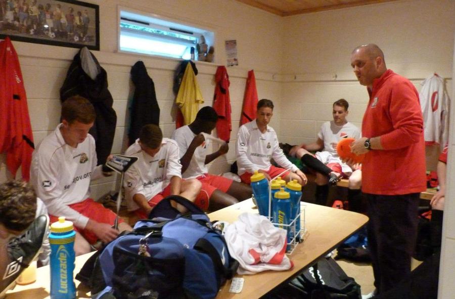 Faimosul Julian Dicks (dreapta), fostul star al lui West Ham devenit selecționerul naționalei Sealand în 2013, le-a ținut un speech jucătorilor în vestiar // FOTO: Sealand FA Ați auzit de Sealand? Totul despre echipa națională de fotbal a unei țări cât jumătate din mărimea unui teren de fotbal