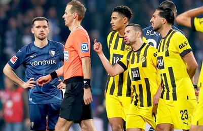 „Se cutremurau pereții” » Liderii Borussiei Dortmund au dat buzna la vestiare peste arbitrul cu Bochum