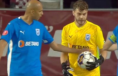 Gafă mare de arbitraj în Rapid - Universitatea Craiova! A atins mingea cu mâna, dar Hațegan nu a acordat penalty