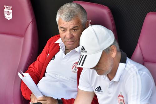 Marin Barbu, în stânga, pe banca celor de la Sepsi U19. Foto: Imago Images