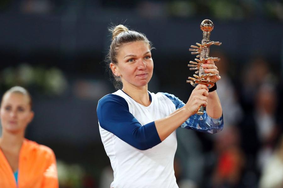 Simona Halep cu trofeul cucerit la Madrid în 2017 Foto: Imago Images Madrid, între turneele preferate ale româncelor » Două dintre ele au atins turul 3 în ediția 2026, jucând contra unor adversare de top