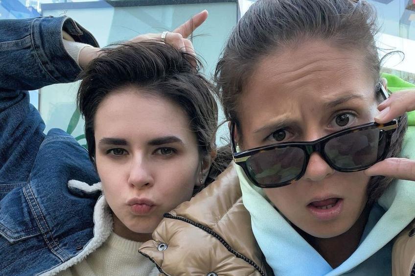 Daria Kasatkina (cu ochelari) și iubita ei, Natalia Zabiiako
