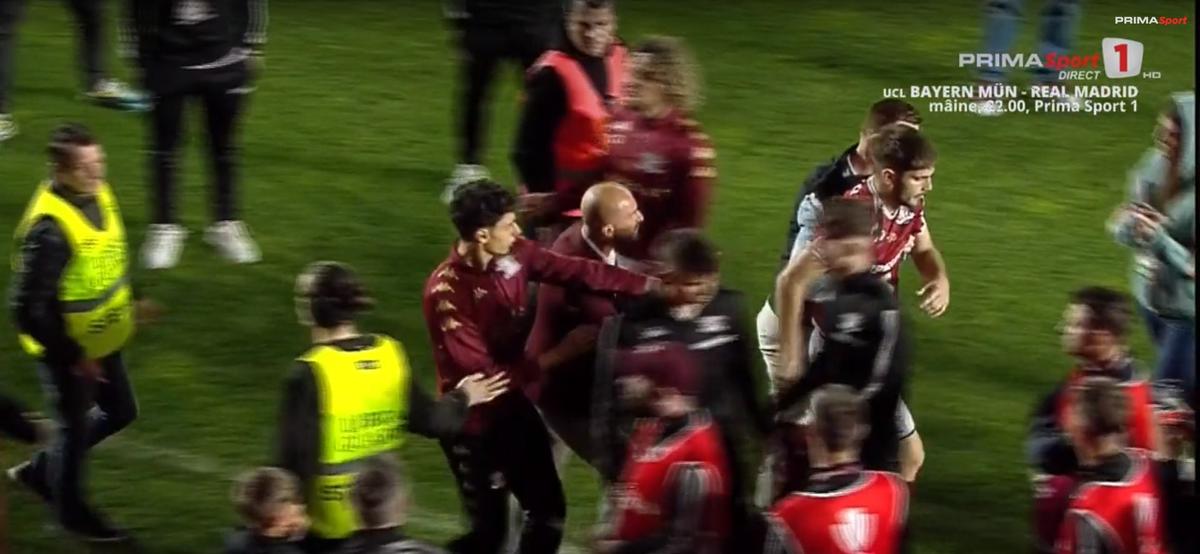 Scene incredibile la finalul meciului din Giulești. Paul Iacob a sărit la bătaie cu spectatorii + Prima reacție a jucătorului