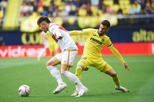 Andre Rațiu, în duel cu Alex Baena, a avut viață grea cu Villarreal / Foto: Imago