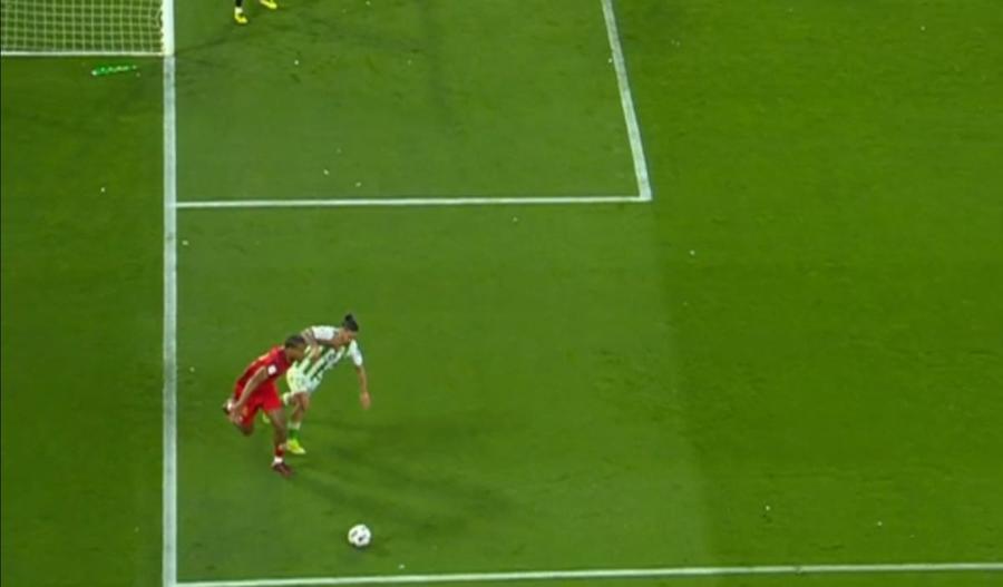 L-a tras de ureche pentru că a simulat un penalty! Doi foști colegi de la Real Madrid, protagoniști în El Gran Derby